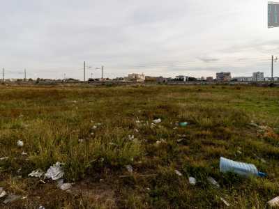 Costeggiamo poi un campo colmo di rifiuti...